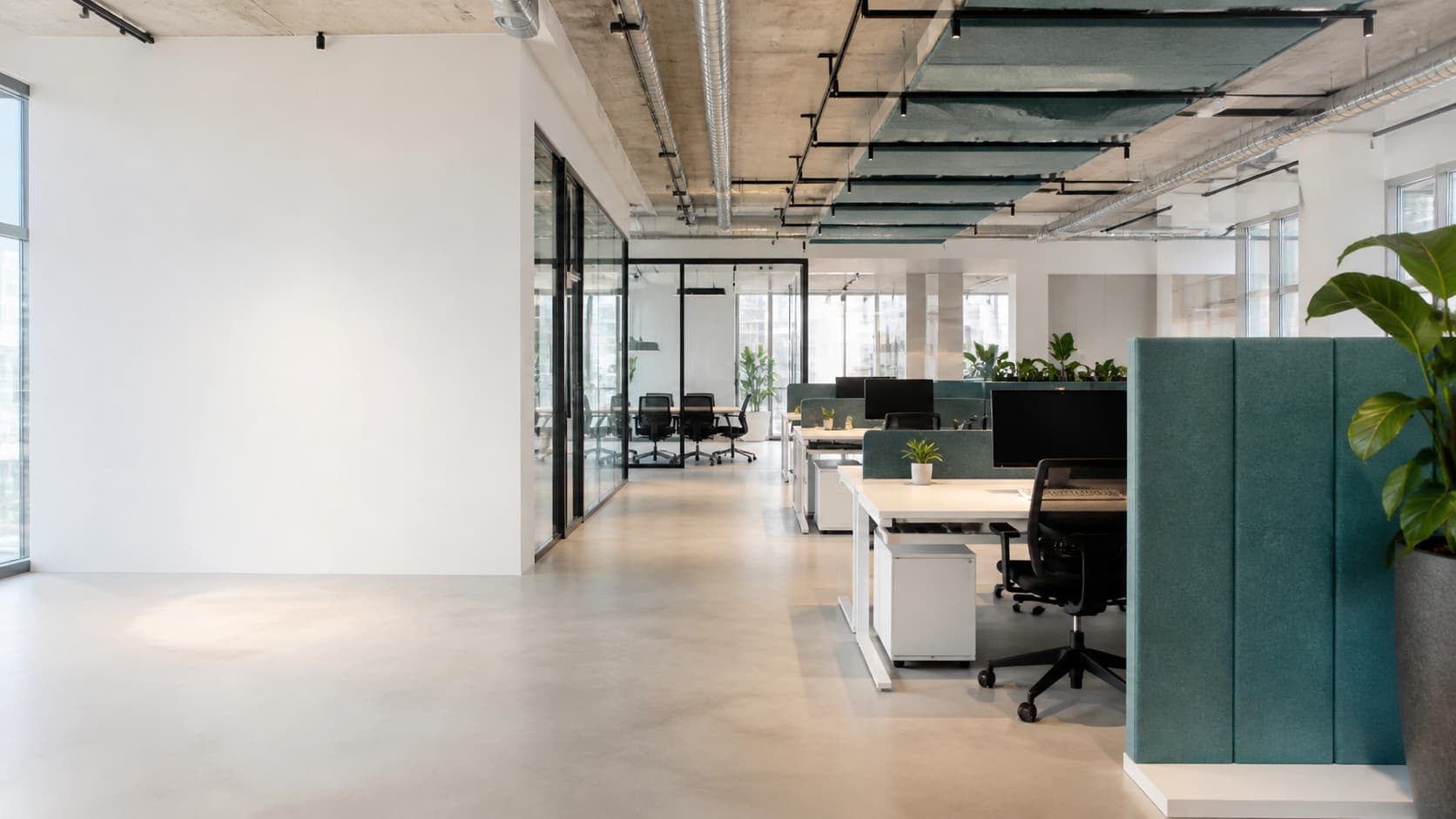 Modern open-plan kantoor met PETfelt akoestische wandpanelen en plafondbaffles