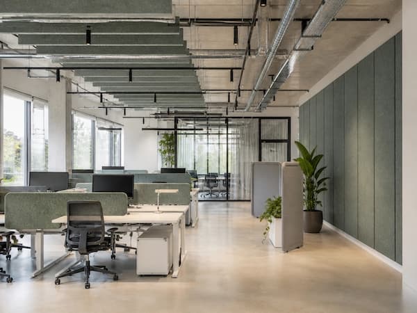 Open-plan kantoor met PETfelt wandpanelen