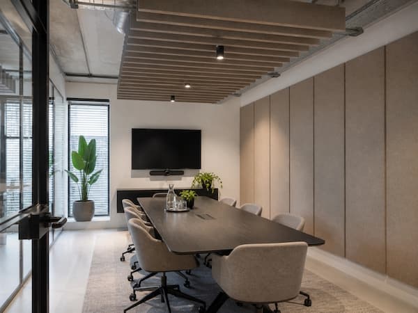 Vergaderruimte met akoestische PETfelt wandpanelen
