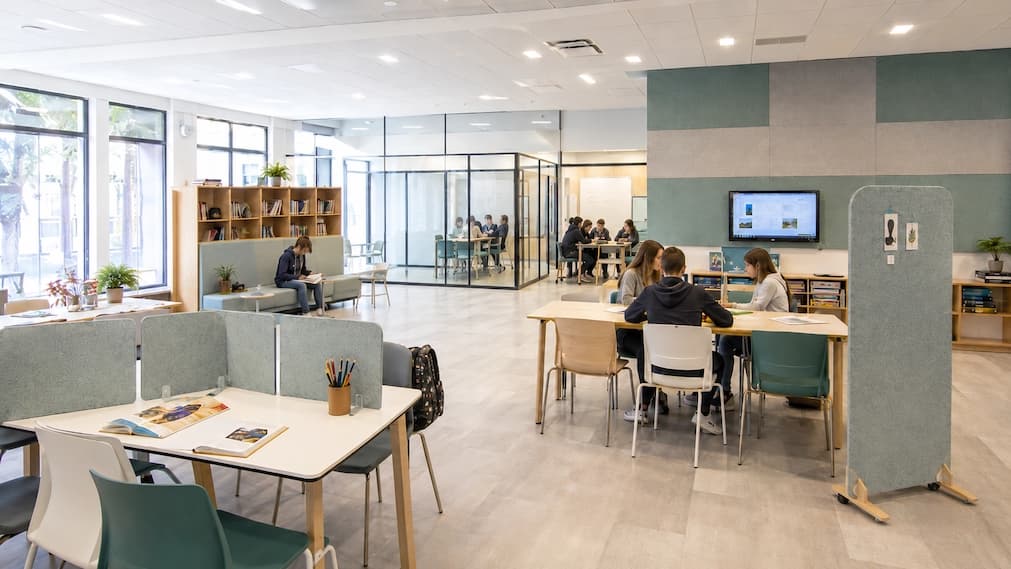 Open leerplein met akoestische PETfelt oplossingen