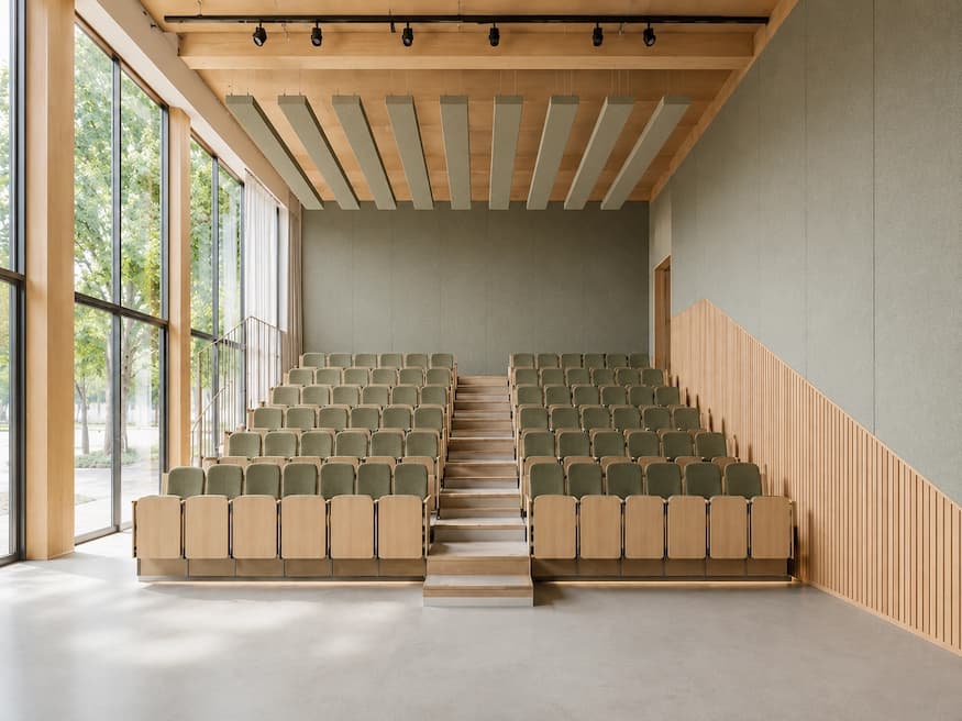 Collegezaal met akoestische PETfelt panelen