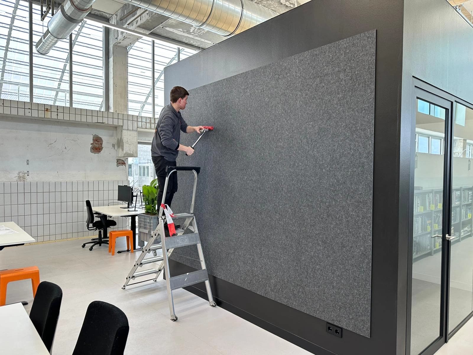 PETfelt project muurpanelen in modern kantoor