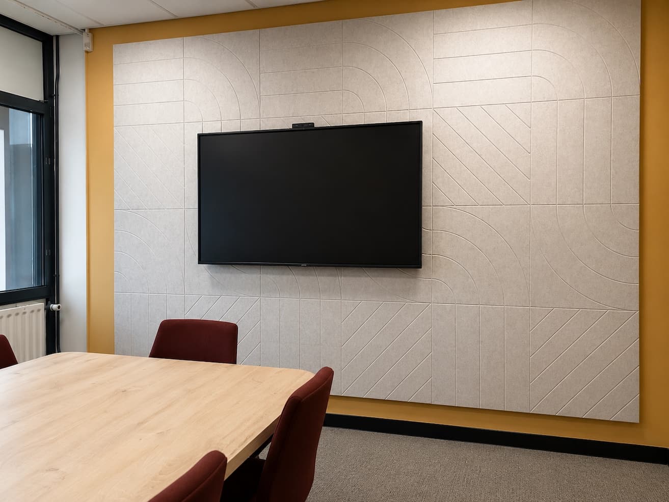Detail van PETfelt akoestische wand met custom trackpatroon in vergaderkamer