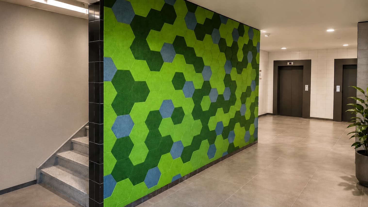 Flatgang bij liften in Purmerend met groen hexagon PETfelt patroon