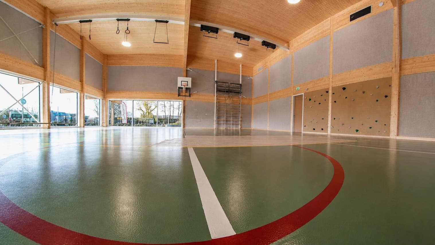 Sporthal De Hoop in Uitgeest met PETfelt wandbekleding passend bij houten interieur