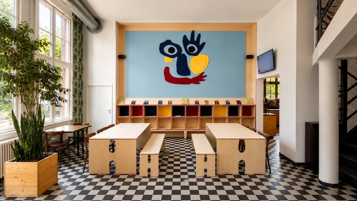 Aula van Jeugdtheater Hofplein met lichtblauwe PETfelt achterwand en logo Kareltje