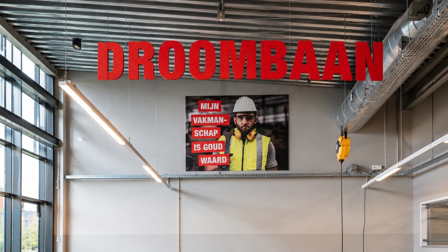Close-up van rode PETfelt plafondletters met het woord droombaan bij Werkse Den Hoorn