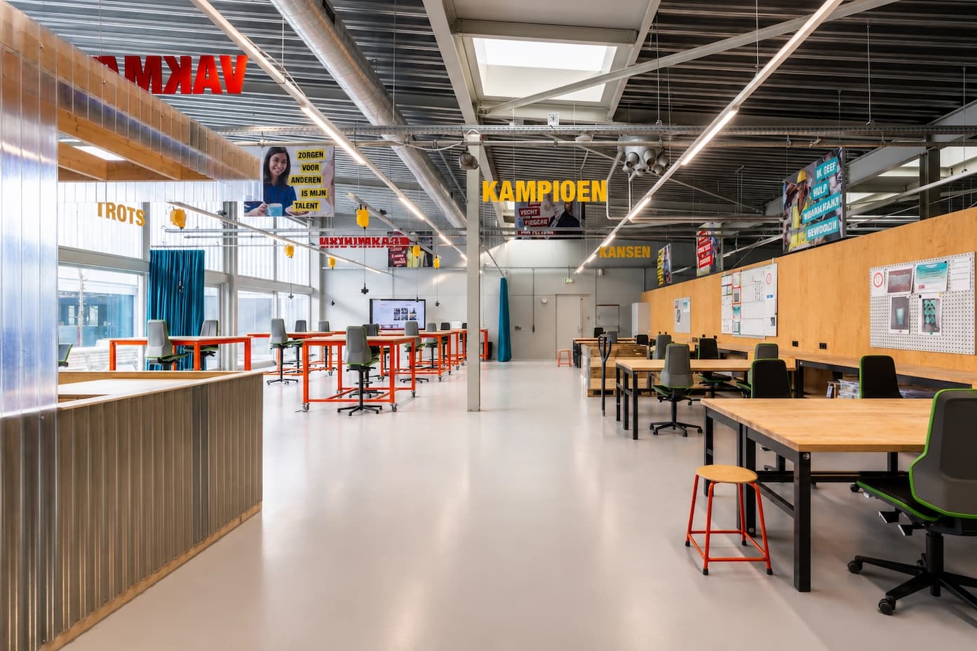 Leerwerkruimte van Werkse met PETfelt woorden aan het plafond