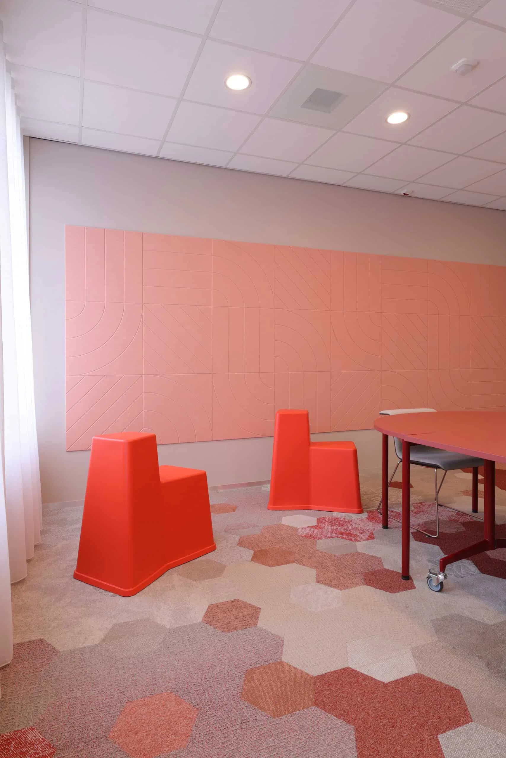 Staand detail van PETfelt wandpaneel met uitgesneden patroon in brainstormruimte
