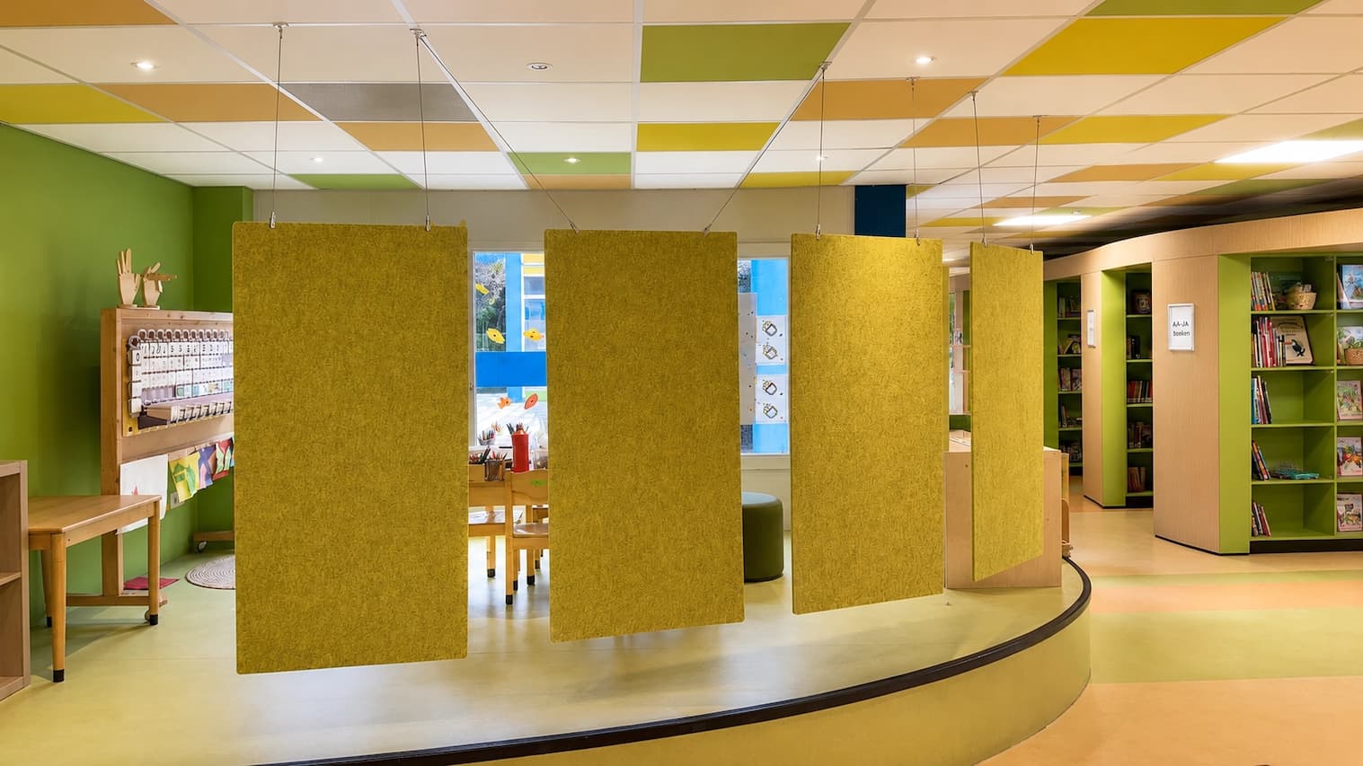 Basisschool in Zuid-Holland met hangende PETfelt plafondpanelen als rustige afscheiding