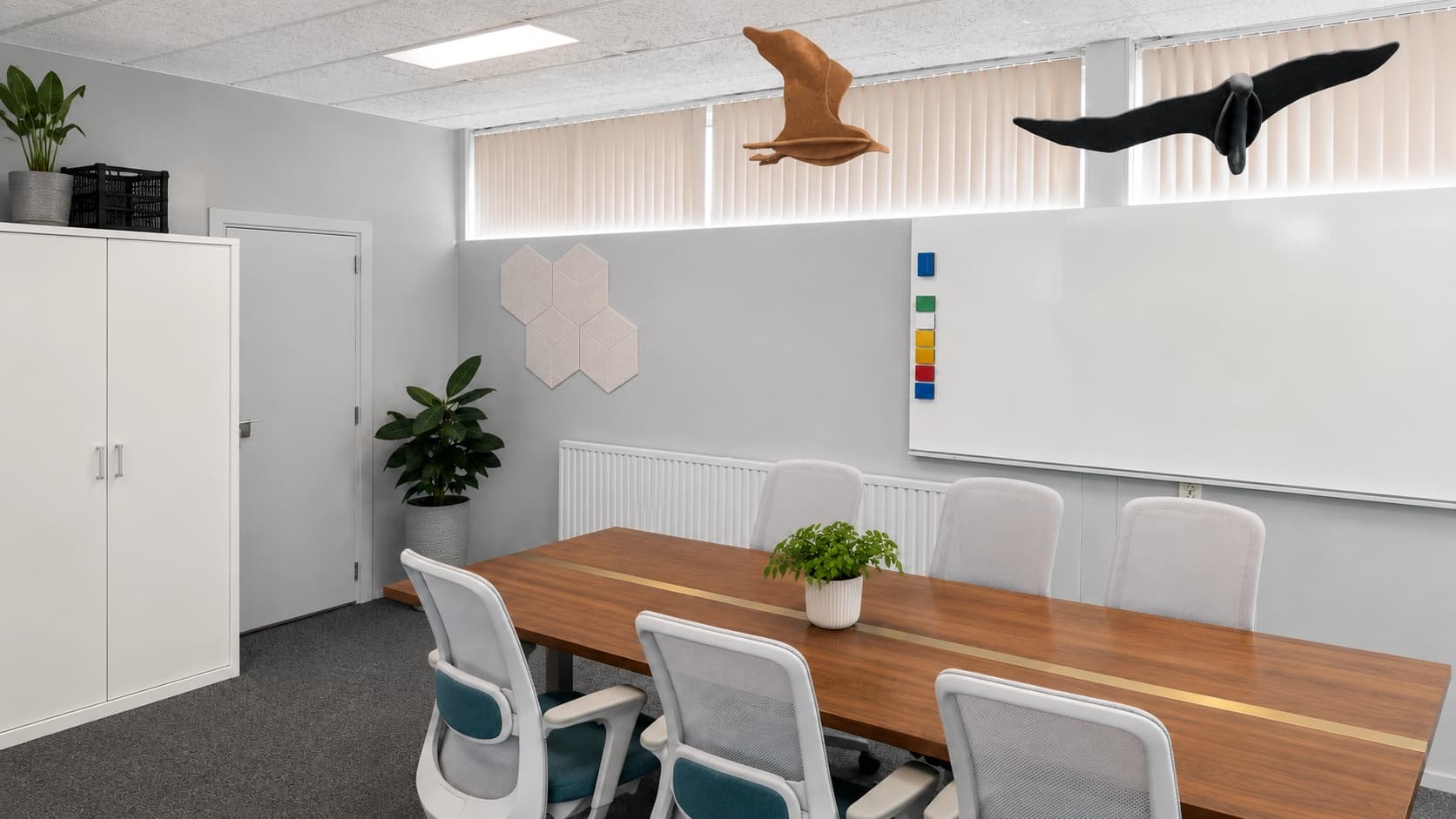 Reints Office Solutions PETfelt kantoor met PETfelt wandtegels en hangende vogels