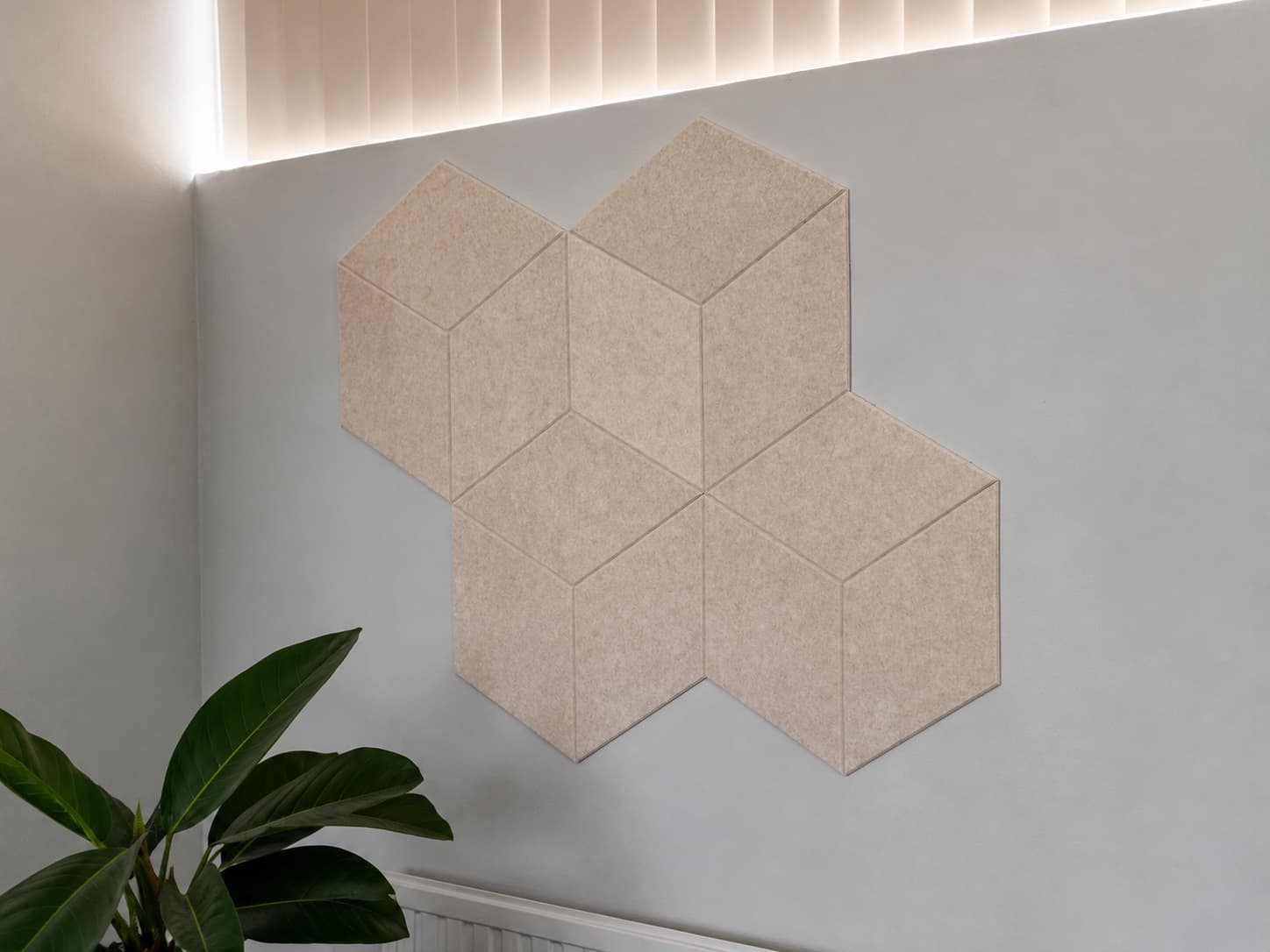PETfelt Hexagons en Cubes wandtegels in het eigen kantoor van PETfelt