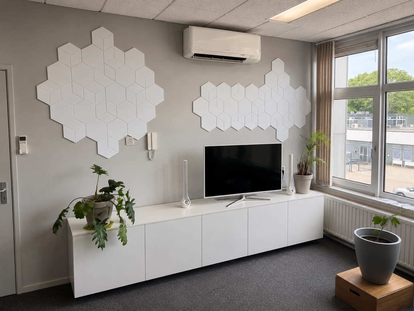 Hangende PETfelt vogels bij wandtegels in het Reints Office Solutions kantoor
