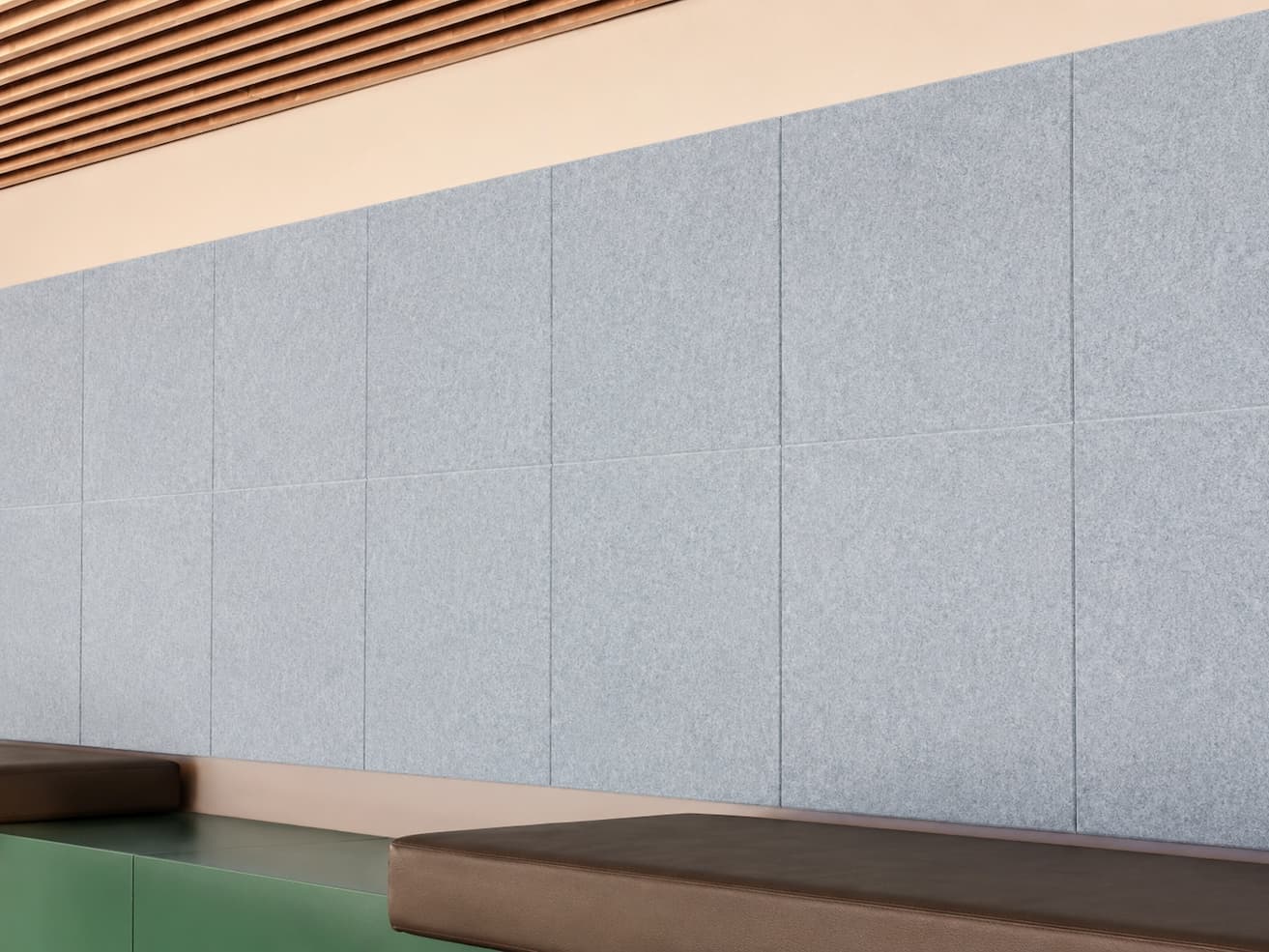 Detail van lichtgrijze PETfelt wandpanelen in auditorium