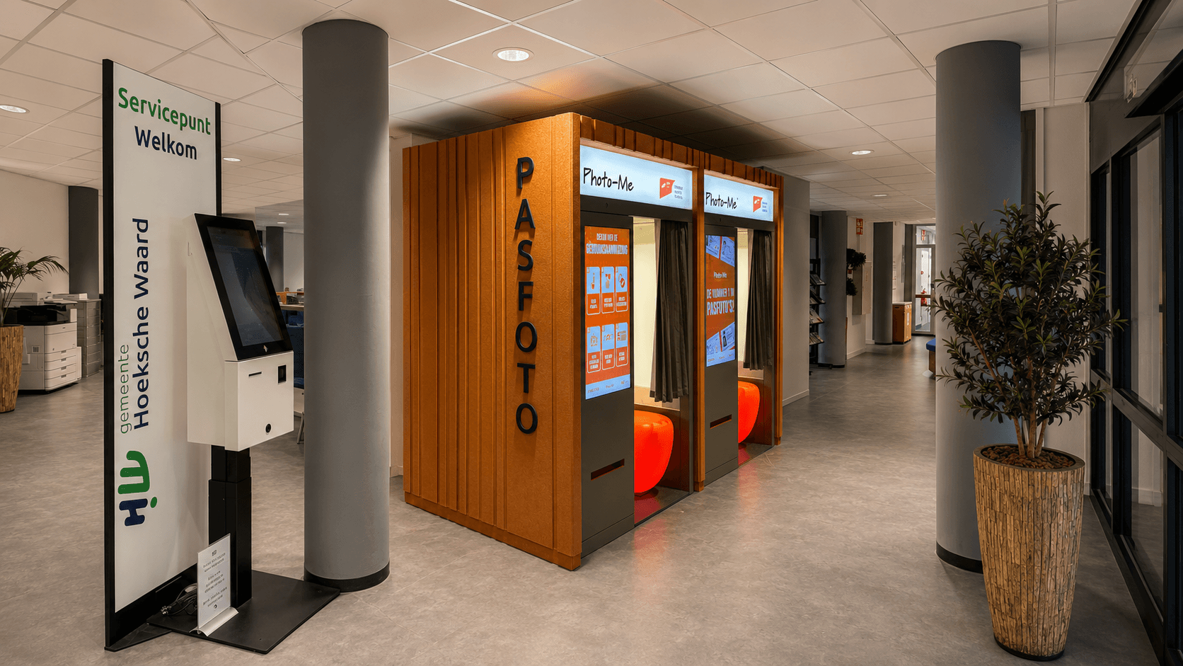 Servicepunt van gemeente Hoeksche Waard met pasfotohuisjes bekleed met PETfelt