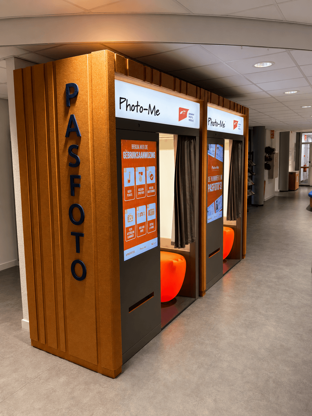 PETfelt bekleding rondom pasfotohuisjes bij gemeente Hoeksche Waard