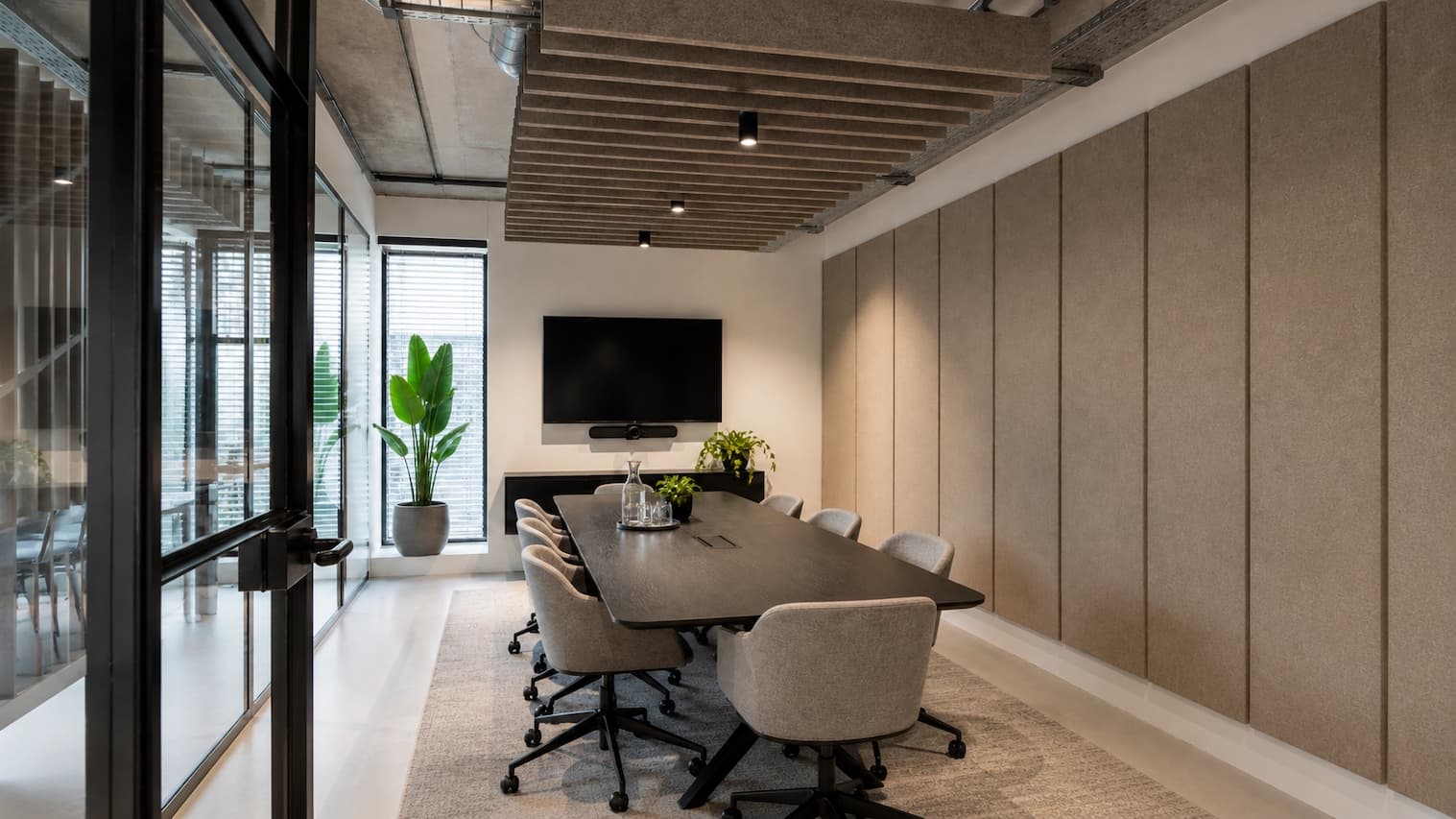 Vergaderruimte van accountantskantoor in Amsterdam met PETfelt wandpanelen en plafondbaffles