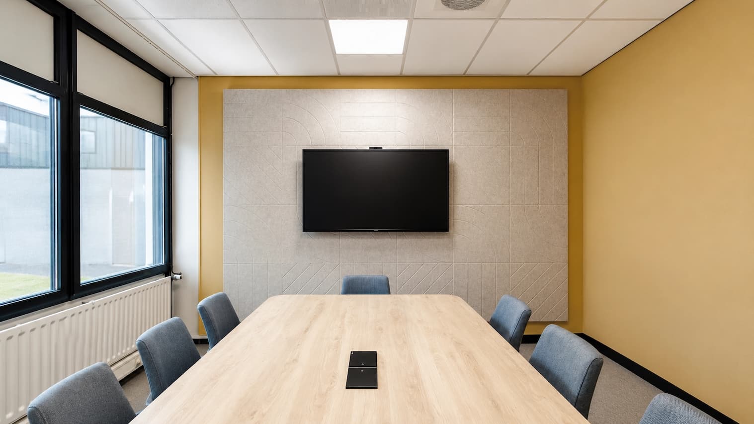 Vergaderkamer van gemeente in Zuid-Holland met akoestische PETfelt wand en trackpatroon