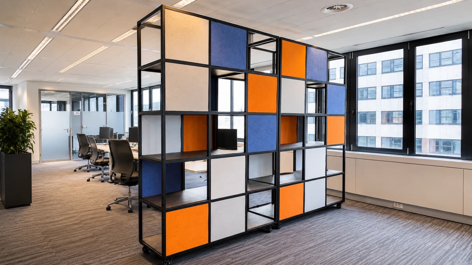 Stalen maatwerkast met PETfelt kleurvlakken bij Montae & Partners in Rijswijk