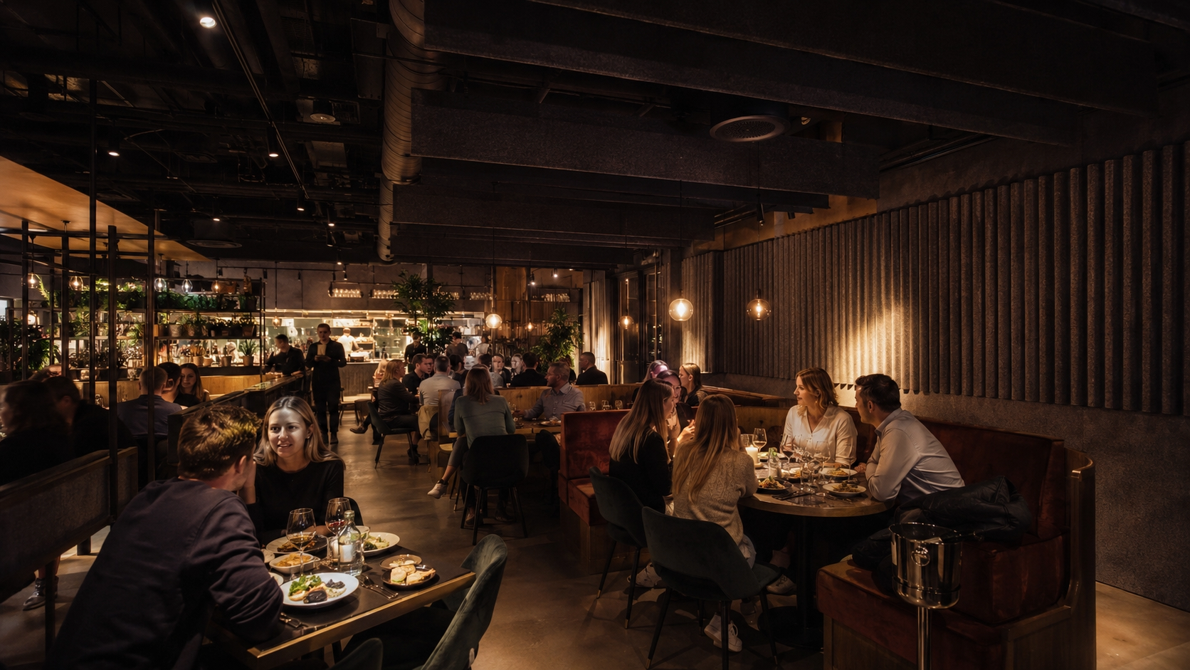Vol restaurant met levendige sfeer en goede akoestiek